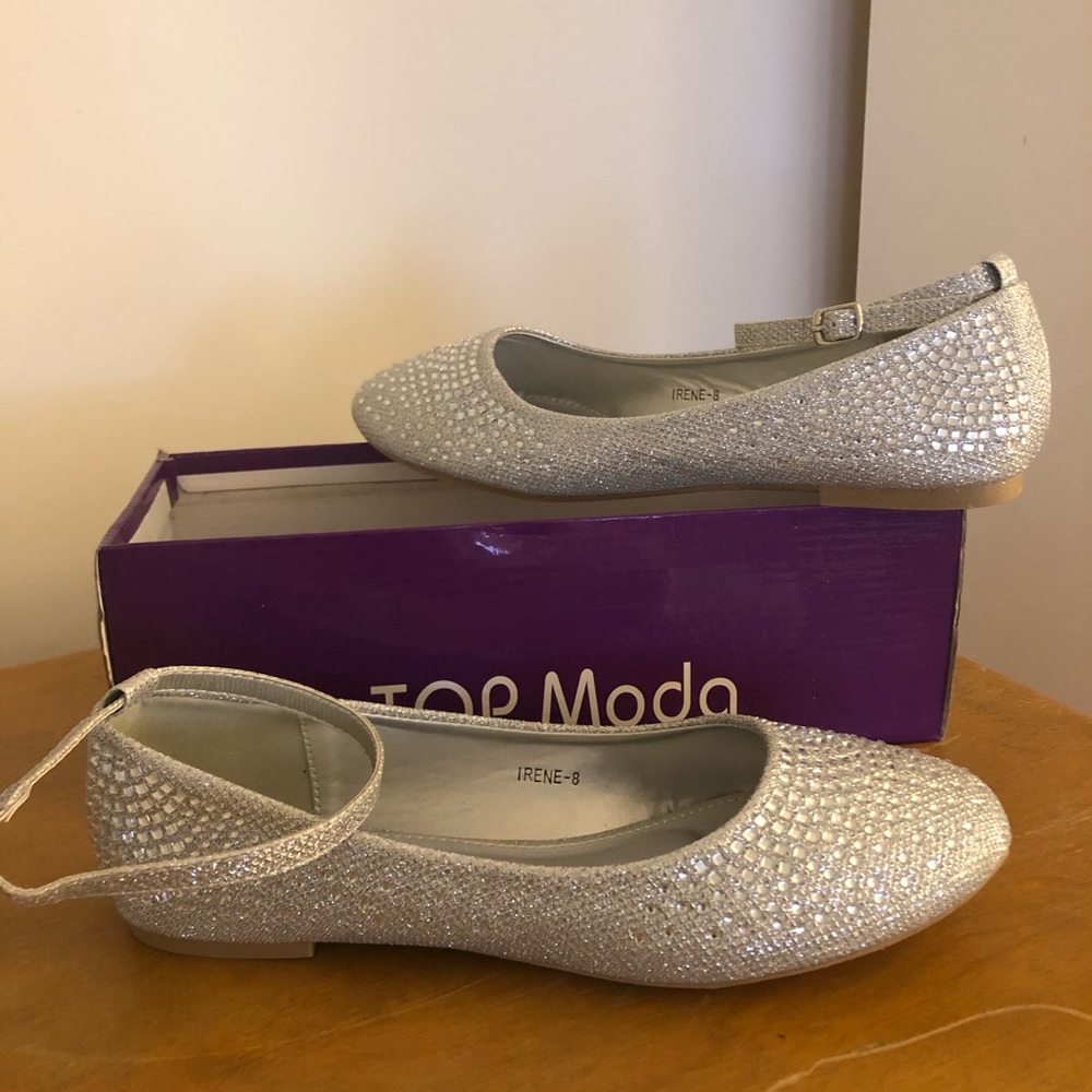 NWT Top Moda Silver Glitter Flat Shoes